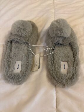 Old Navy Light Gray Faux Fur Pom-Pom Slippers for Women Size 6-7 NWT